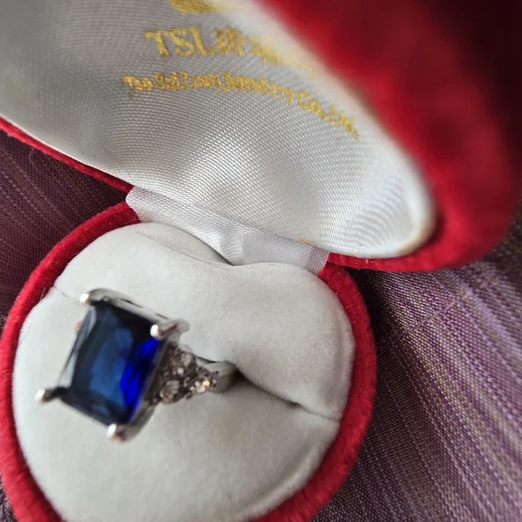 Elegant Silver and Blue Gemstone Ring - Picture 7 of 7